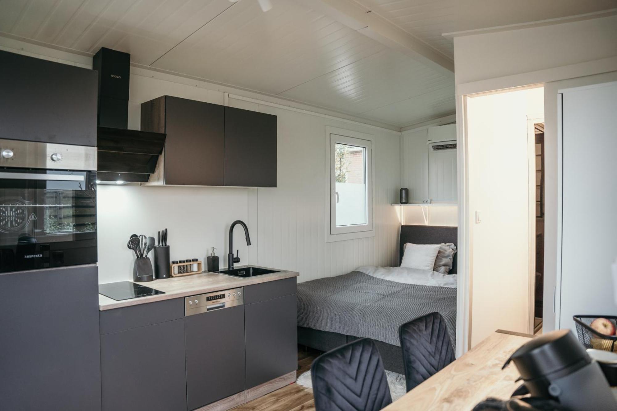 Luxe Tiny House Incl Jacuzzi En Strandhuisje In Zomerseizoen Meliskerke Exterior photo
