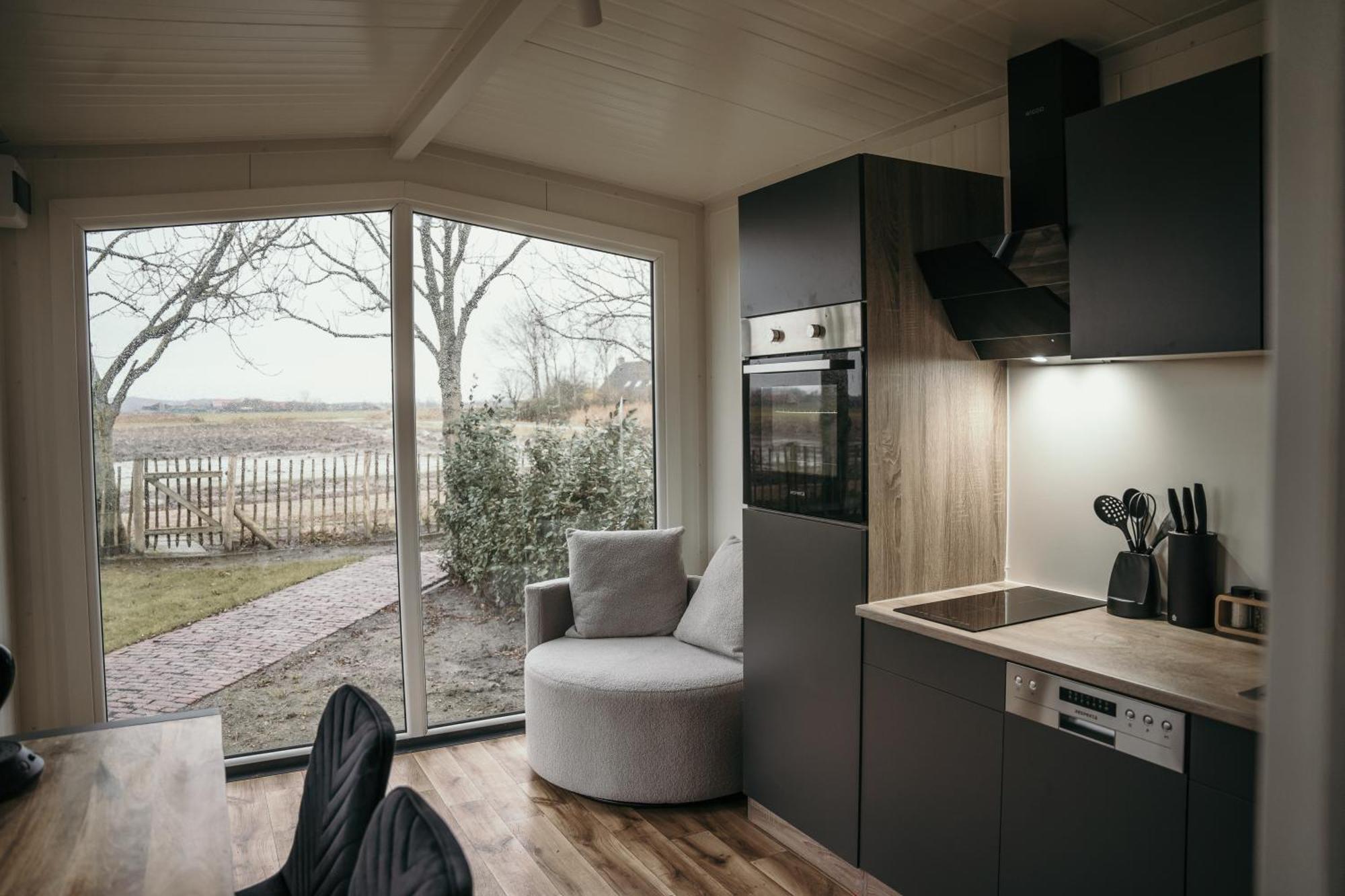 Luxe Tiny House Incl Jacuzzi En Strandhuisje In Zomerseizoen Meliskerke Exterior photo