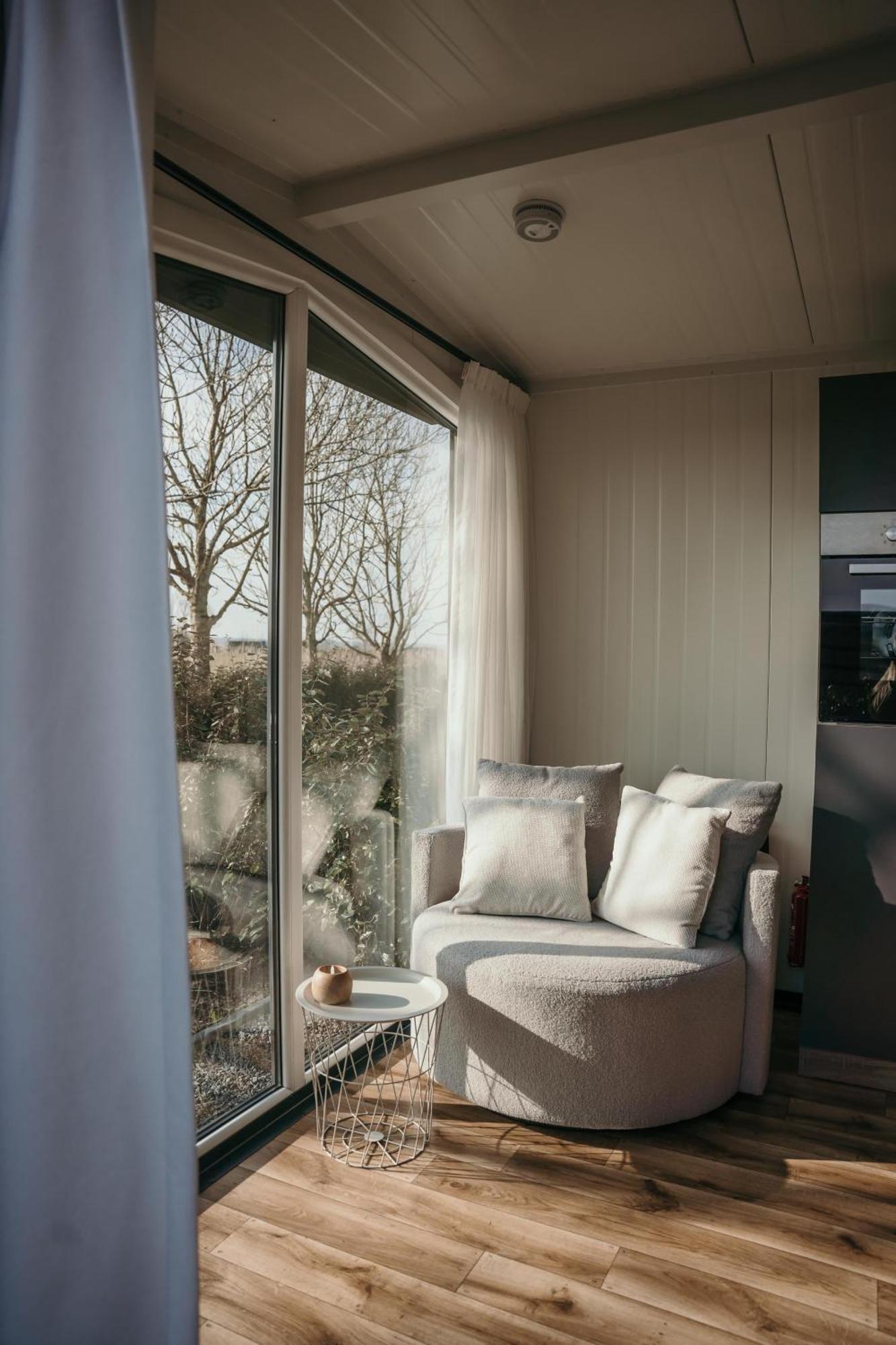 Luxe Tiny House Incl Jacuzzi En Strandhuisje In Zomerseizoen Meliskerke Exterior photo